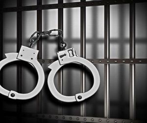 کشف محموله بزرگ مواد مخدر شیشه در چمدان دو دختر جوان در فرودگاه امام