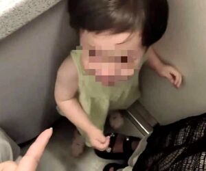 اقدام غیراخلاقی حبس کردن کودک در توالت هواپیما +فیلم