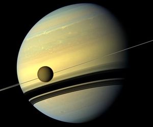 تصویری از زحل و قمرش تایتان 