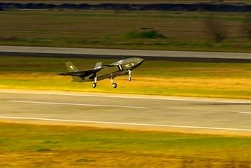 ترکیه اولین پرواز همزمان
 هواپیمای جنگی و بدون سرنشین «کیزیل‌الما» را انجام داد