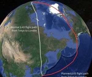 پرواز توکیو - لندن برای عبور نکردن از آسمان روسیه، مجبور شد مسیر قرمز رنگ را از فراز آلاسکا طی کند.
