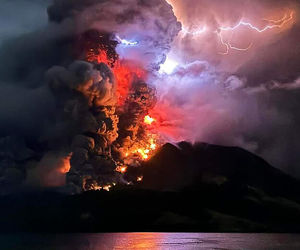 فوران آتشفشان منجر به تعطیلی یک فرودگاه در اندونزی شد