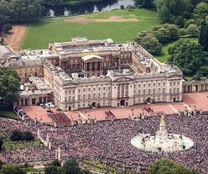 مسافرت هوایی خانواده سلطنتی بریتانیا در پنج سال، معادل رفت‌وبرگشت به کره ماه
