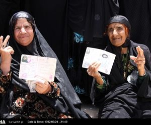 ۲فروند بالگرد صندوق‌های رای را در مناطق سخت گذرکهگیلویه و بویراحمدجابجا می کنند