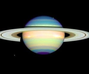 تصویری قدیمی از زحل که در ۴ ژانویه ۱۹۹۸  توسط تلسکوپ فضایی هابل ثبت شده است.