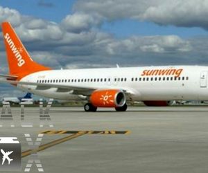 یک فروند بویینگ ۸۰۰-۷۳۷ هواپیمایی سان‌وینگ به رجیستر C-FJVE با شماره پرواز WG-374 به همراه ۱۰۷ مسافر به مقصد لندن پرواز می‌کند.