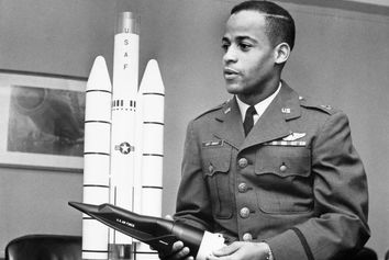 مرثیه‌ای برای فضانورد رنگین پوست