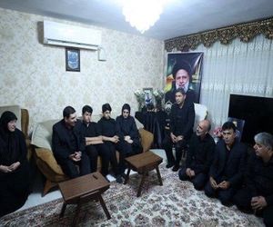 دیدار مخبر با خانواده کادر پروازی سانحه سقوط بالگرد حامل رییس‌جمهور