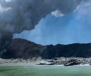 آتشفشان واکااری در شمال نیوزیلند پروازها‌ را لغو کرد