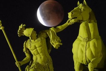 خسوف کامل؛ زیباترین تصاویر از «ماه خونین» در آسمان