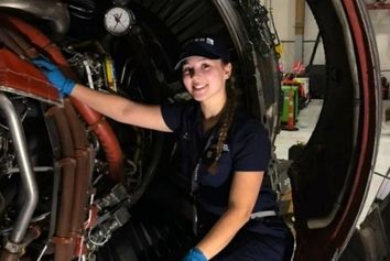 این دختر دانشگاه را رها کرد؛ حالا با تعمیر هواپیما درآمد نجومی دارد