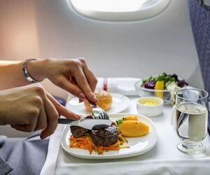 سرپیچی ایرلاین‌ ها از ممنوعیت توزیع مواد غذایی ناسالم