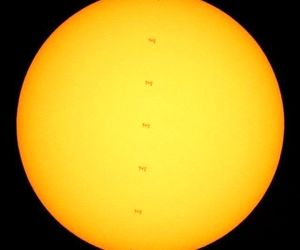 ایستگاه فضایی در مقابل خورشید