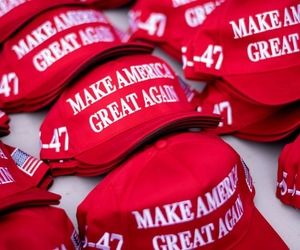 دعوای دو زن آمریکایی در فرودگاه لندن بر سر کلاهِ قرمزِ دونالد ترامپ