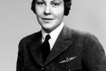 نخستین خلبان نظامی زن جهان