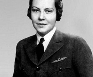 نخستین خلبان نظامی زن جهان