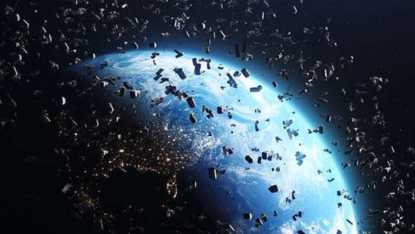 هشدار جدید FAA درباره افزایش برخورد زباله‌های فضایی با هواپیماهای تجاری