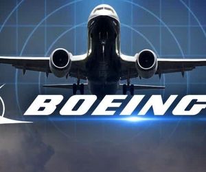 شرکت بویینگ در بیانیه‌ای که در تاریخ ۲۰ مارس منتشر شد، اعلام کرده که مدیر اجرایی این شرکت دیو کالهون و رئیس هیئت مدیره لری کلنر، از پرداخت هزینه‌ها تا پایان سال ۲۰۲۰ چشم‌پوشی می‌کنند.