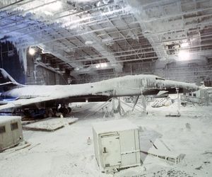 تصویری از آزمون یخ زدگی بمب افکن B1 لنسر در آزمایشگاه میکنلی فلوریدا در سال ۱۹۸۶