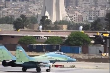 غرش میگ ۲۹ در فرودگاه مهرآباد با ۴ موشک جنگی 