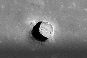 کشف حفره های در ماه که دمای آنها برای کار و زندگی مناسب است